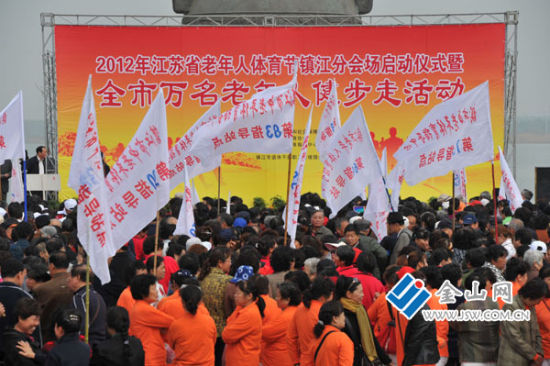 组图:镇江举行万名老年人健步走活动_江苏城市