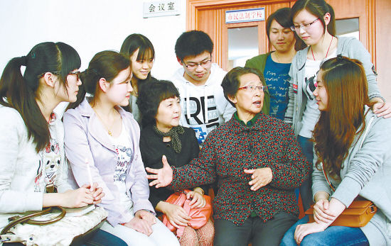 图文:江苏大学学生走进社区开展迎五四学传统
