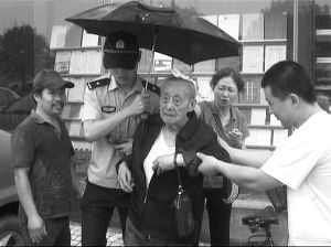 南京白下区97岁老人摔伤 三路人伸援手