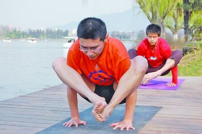 IT男华丽转行当瑜伽教练 每周六在玄武湖免费教