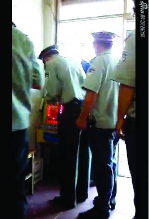 江苏常州城管人员上班时间玩老虎机被辞退