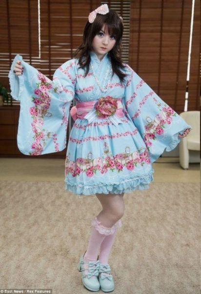 英国15岁女孩扮日本充气娃娃走红(组图)
