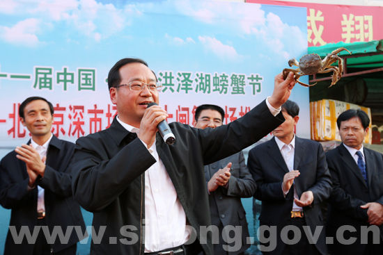 徐德、徐勤忠在北京水产品市场推销泗洪大闸蟹
