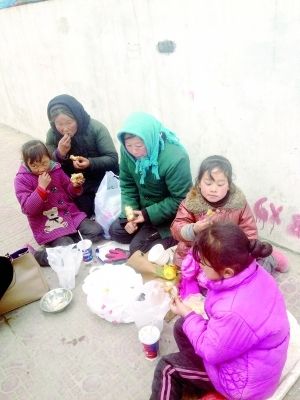 两个女人带三女孩淮安街头乞讨 想挣钱补贴家
