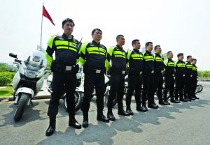 南京交警机动大队民警换穿骑警制服