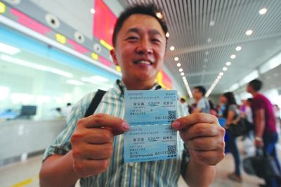 南京市民郭丰双抢到了宁杭高铁首张票。刘浏