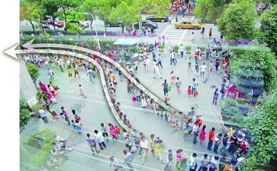 南京市儿童医院迎就诊高峰挂号队伍排至马路上