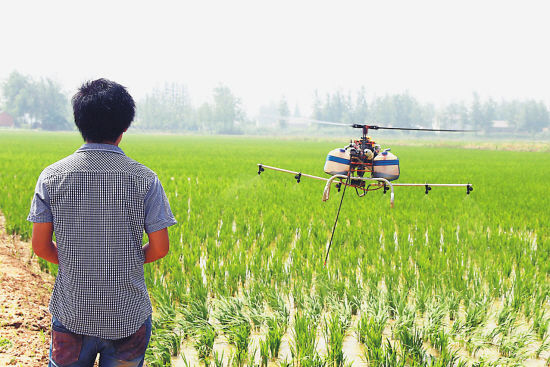 图文:盐城一农民花20万买无人直升机用于喷农