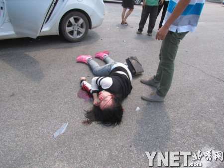 南京20岁大学生横穿马路被轿车撞飞 头部受重