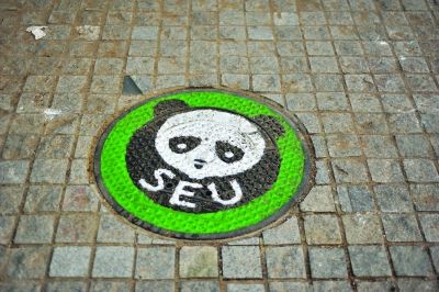 南京金银街窨井盖现涂鸦 原是东大学生创意