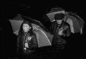 南京一老人雨天摔倒被扶起 6人轮流打伞守护(