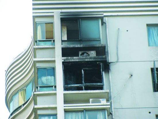 四季晶华居民楼14层起火 所幸无人员伤亡