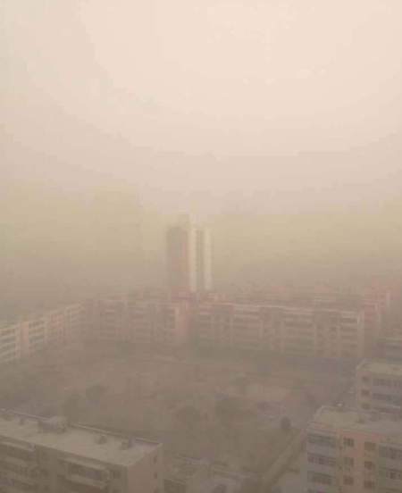 新疆哈密发布沙尘暴橙色预警 城市隐约可见_新