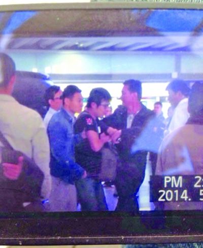 刘强东机场与娱记起冲突 助手打伤记者毁相机