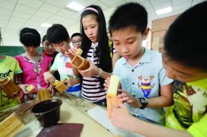 南京小学生参加训练营 学做建筑工木工和厨师