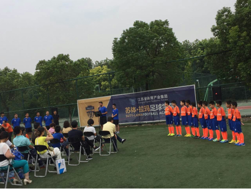 巴塞罗那教练南京免费教足球
