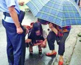 南京街头女子雨天边走边割腕 